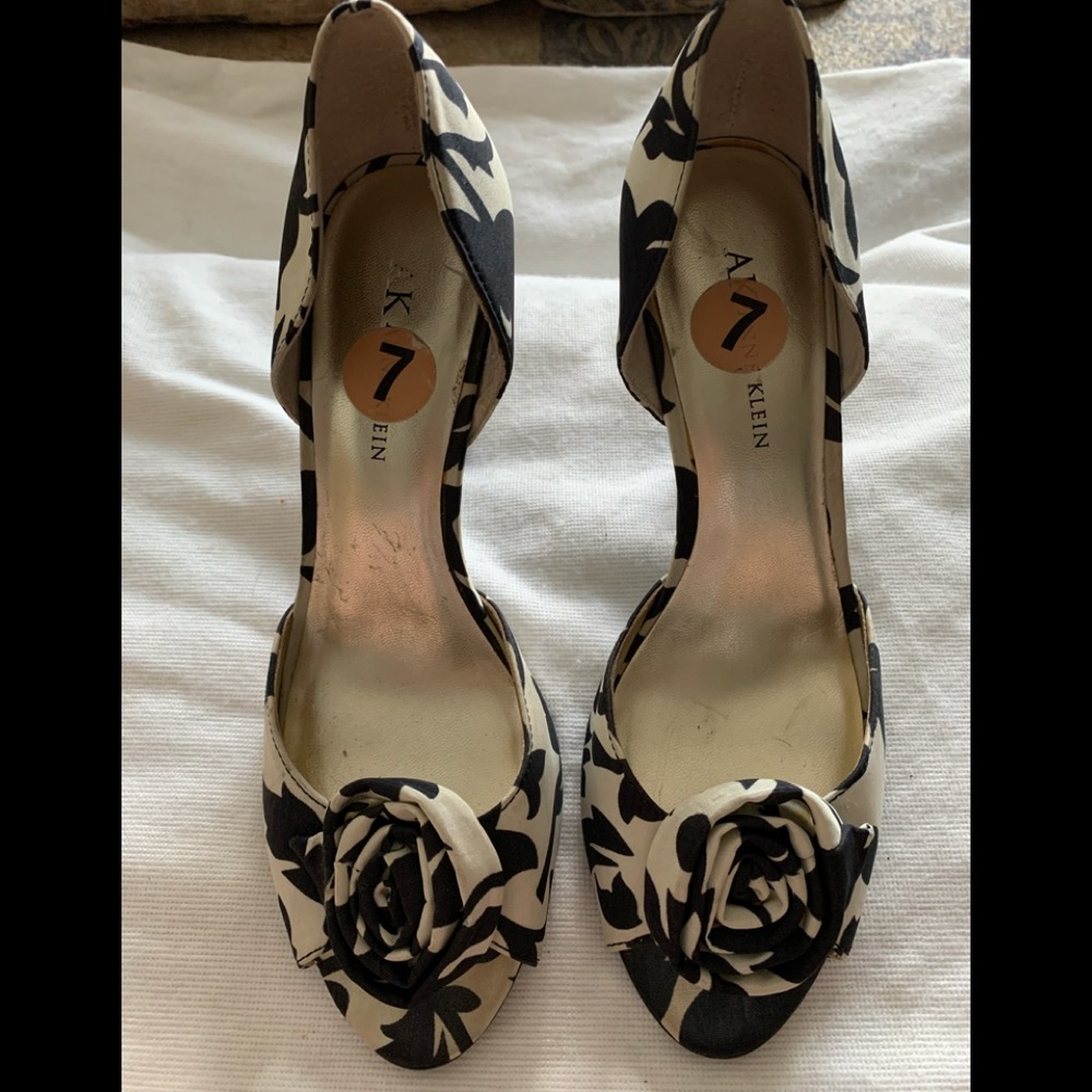 AK Anne Klein woman’s pumps black/white size 7